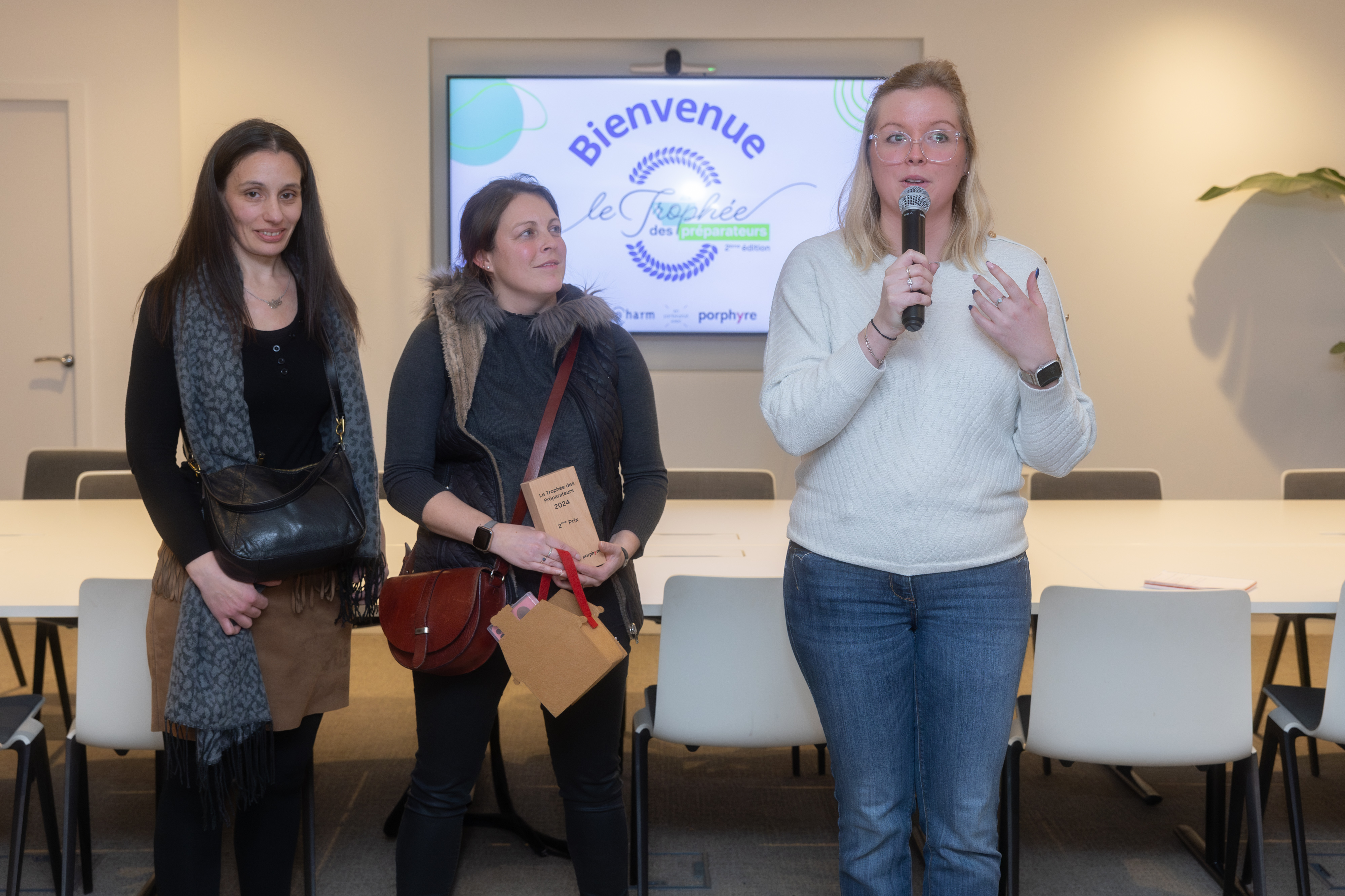 Vanessa Egron, Camille Cassonnet et Sylvie Gala-Galas, alias « les vendredinettes », remportent le deuxième prix du trophée des préparateurs Giropharm/Porphyre pour l’attention portée aux jeunes papas : entretiens, questionnement au comptoir, etc.