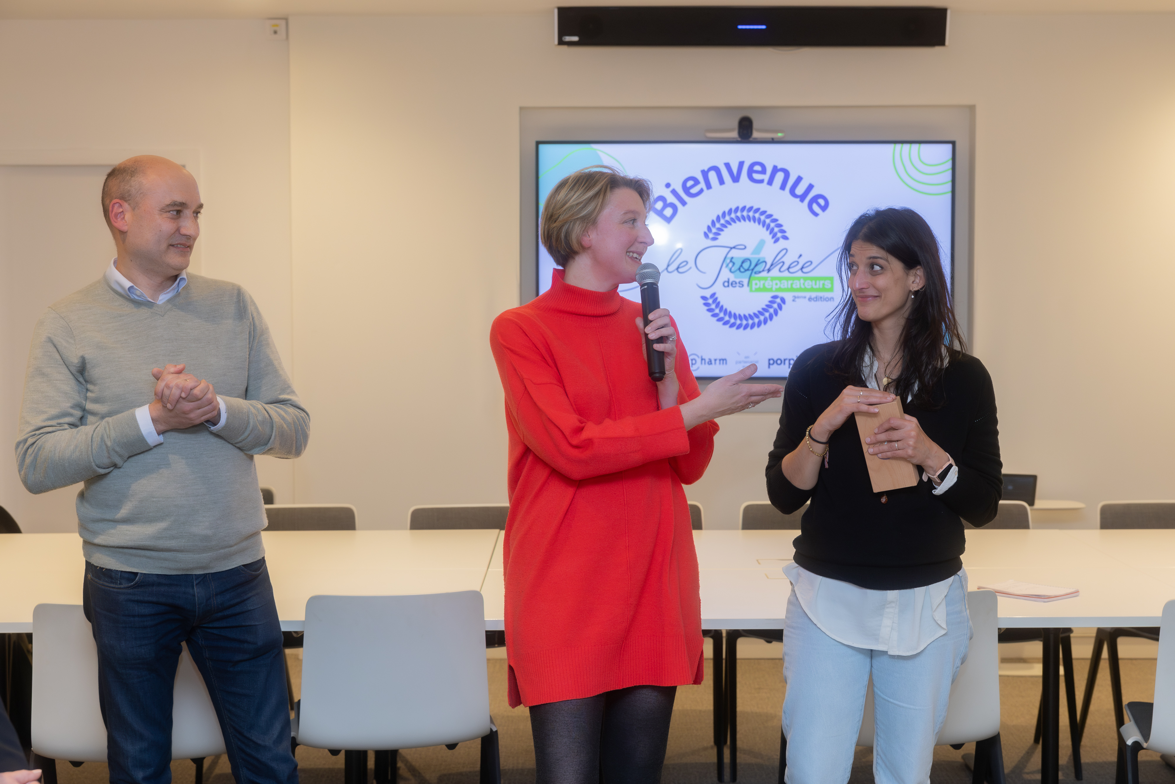 Manuela Perrot Carré, avec, à sa gauche, David Carré, tous deux titulaires de la pharmacie du Val d’Or à Vallauris (06), présentent Amandine Greco (préparatrice), gagnante de la 2e édition des trophées du préparateur.