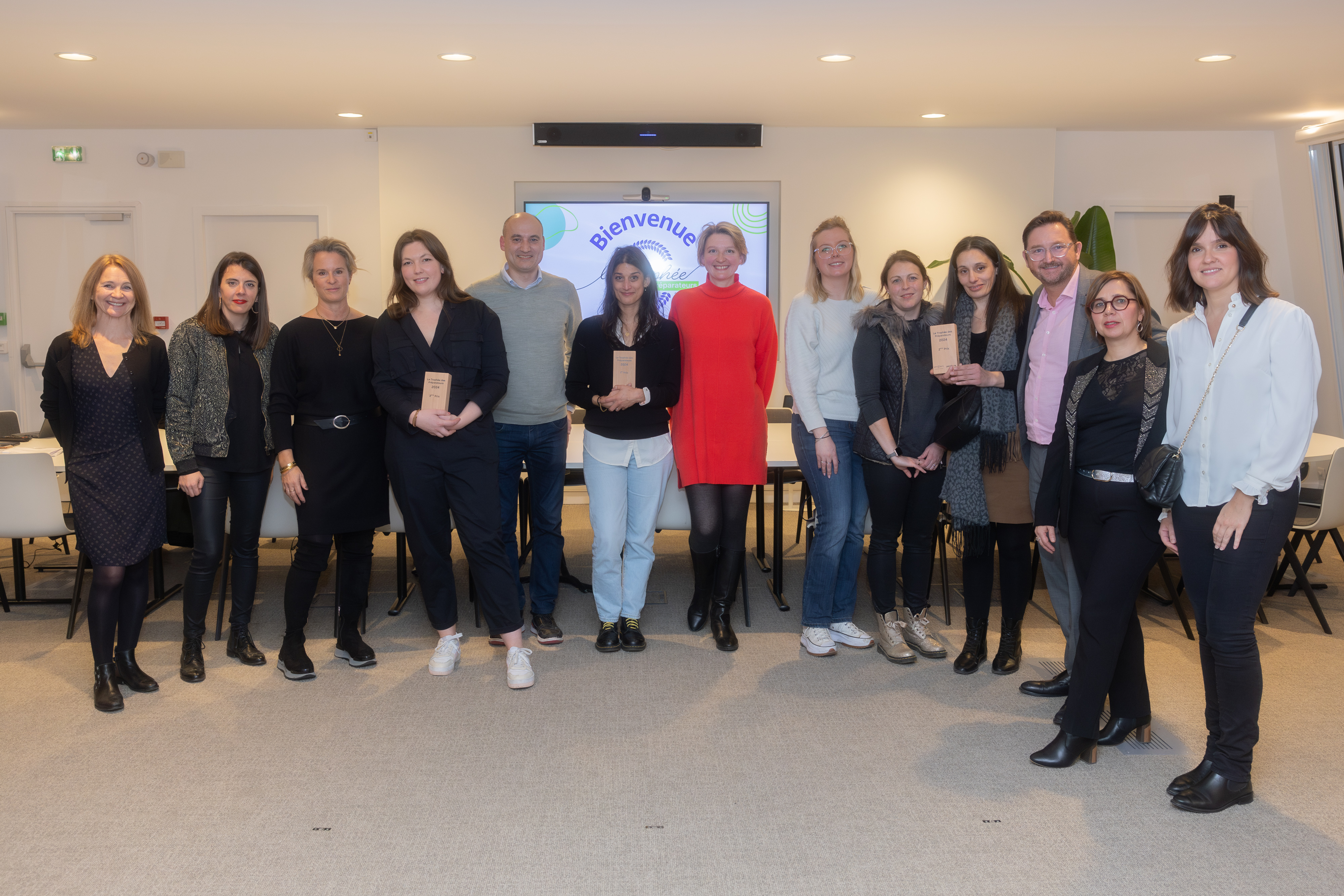 Les trois équipes gagnantes du trophée 2e édition prennent la pose, entourées de l’équipe Giropharm.