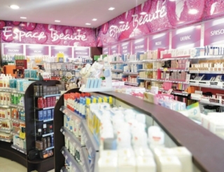 Hygiène et soins de beauté : les pharmacies concurrencent les parfumeries et les grands magasins