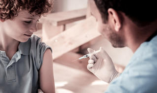 Vaccination anti-HPV : extension aux garçons entre 11 et 14 ans d’ici l’été