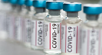 Vaccins anti-Covid-19 : et le nombre de doses commandées par la France est de…