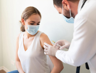 Vaccination en officine par les préparateurs : la perspective d’une revalorisation de salaire