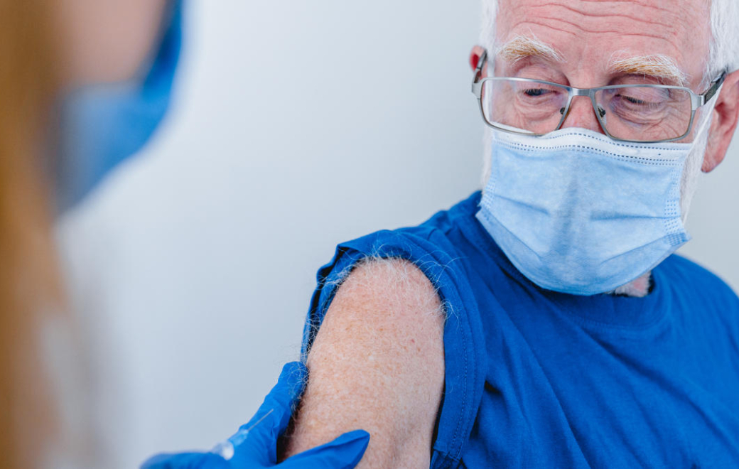 Personnes âgées : la vaccination contre la grippe pour accélérer la vaccination anti-Covid-19