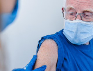 Personnes âgées : la vaccination contre la grippe pour accélérer la vaccination anti-Covid-19