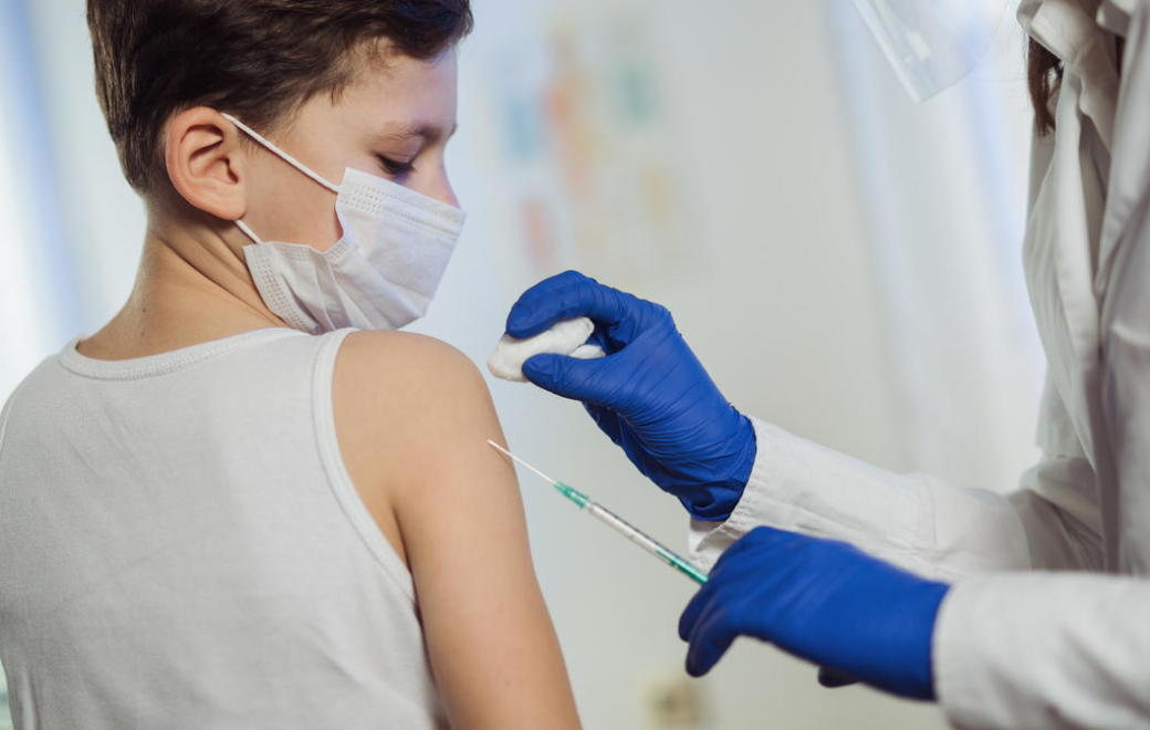 Vaccination des 5-11 ans en pharmacie : le ministère de la Santé prend position