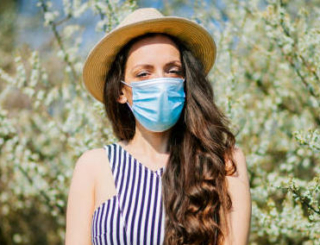 Port du masque en extérieur : une solution contre les allergies saisonnières ?