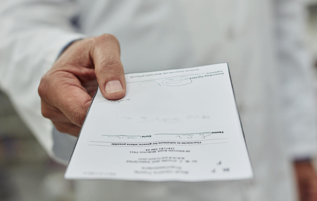 Paxlovid : et si le pharmacien avait le droit de prescrire ?