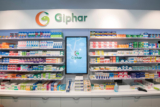 © MPL-Giphar_PharmaciePontStMaxence2 - En un an, 927 pharmacies Giphar sur un total de 1 300 se sont équipées d’un écran digital. La coopérative a signé un partenariat avec Manganelli, finance l’achat et l’installation du matériel. L’adhérent n’a plus qu’à prendre en charge le coût de l’abonnement au logiciel. 