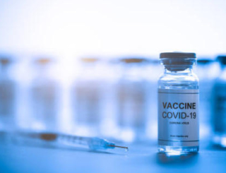 Covid-19 : un vaccin que les pharmaciens pourront acheter comme n’importe quel autre ?