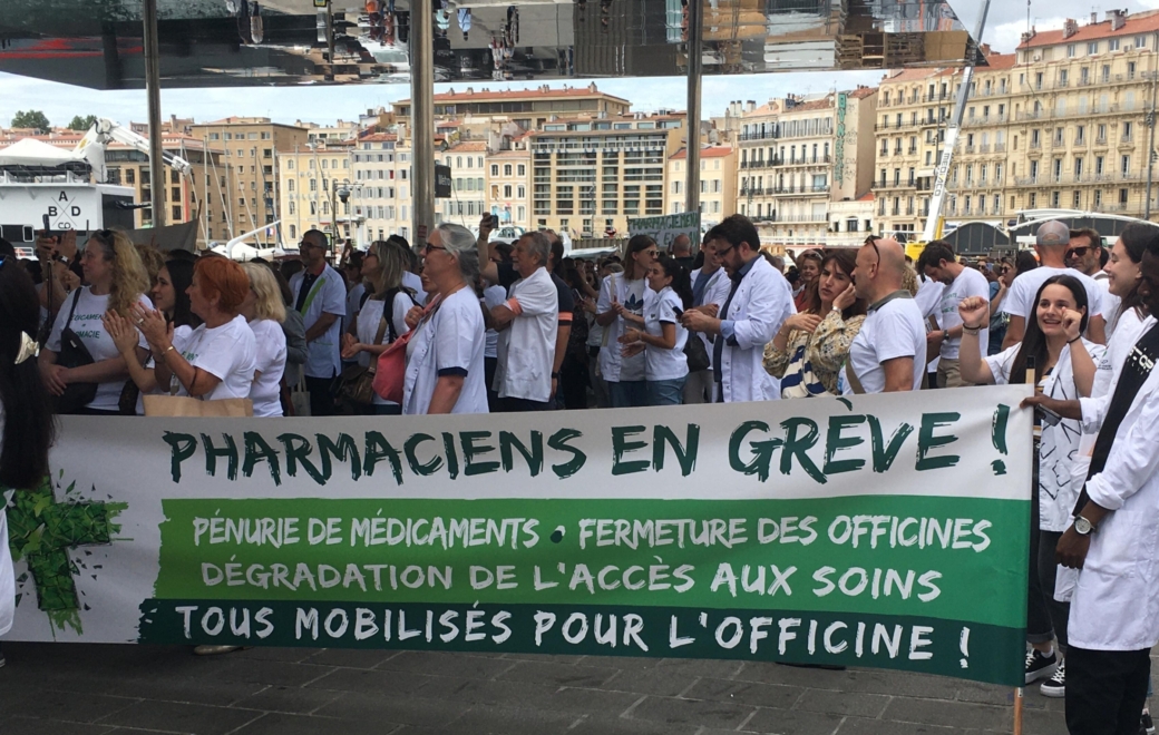 Grève des pharmaciens : des préparateurs défilent à Marseille