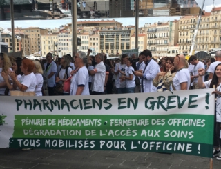 Grève des pharmaciens : des préparateurs défilent à Marseille