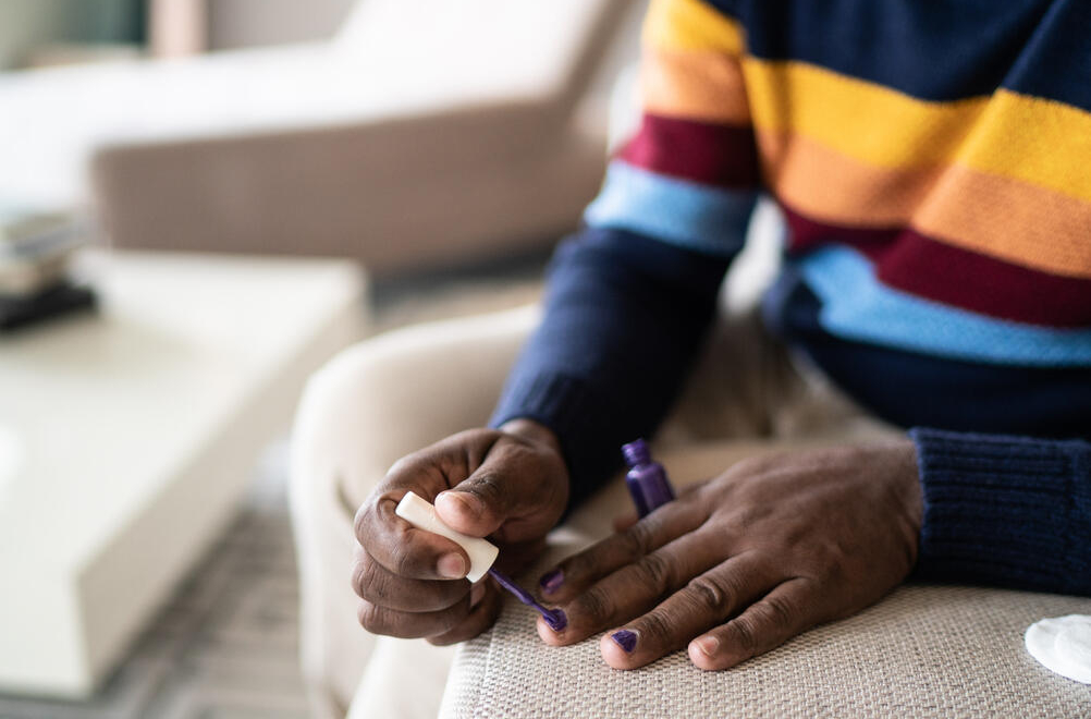 Tendance man-U-cure : quand le vernis à ongle séduit les hommes 