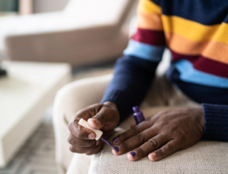 Tendance man-U-cure : quand le vernis à ongle séduit les hommes 