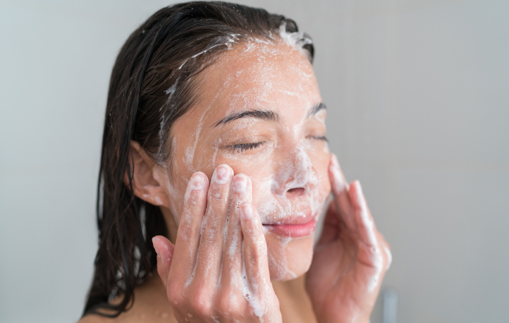 Est-il vrai qu’un lavage fréquent de la peau peut améliorer une acné ?