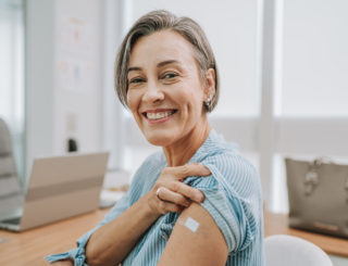 Vaccination des seniors : mieux rémunérer les pharmaciens ?