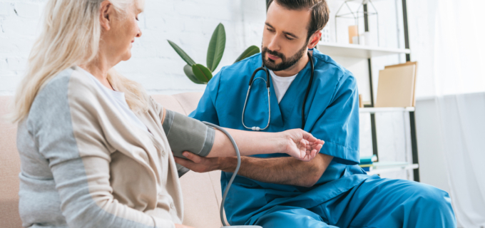 Infirmier, pharmacien, médecin : la grande redistribution des rôles